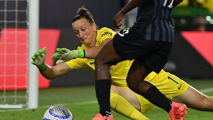 Zum zweiten Mal in ihrer Karriere steht Almuth Schult (links) bei einem Team aus der NWSL unter Vertrag. Zum zweiten Mal in ihrer Karriere steht Almuth Schult (links) bei einem Team aus der NWSL unter Vertrag.