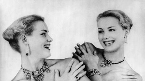 Verführerisch, wie man sie kannte und liebte: Alice und Ellen Kessler auf einem Foto, das im Jahr 1956 entstand, als die Schwestern im Pariser Lido tanzten.