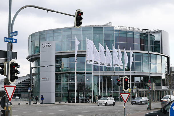 Eine auf Rot stehende Ampel ist vor dem Audi-Forum zu sehen. Der Gewinn ist auch bei VW-Tochter Audi zur&uuml;ckgegangen.