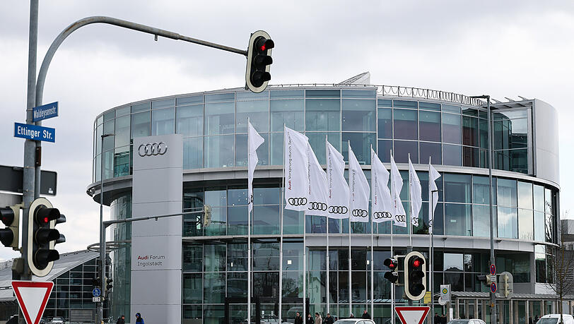 Eine auf Rot stehende Ampel ist vor dem Audi-Forum zu sehen. Der Gewinn ist auch bei VW-Tochter Audi zur&uuml;ckgegangen.
