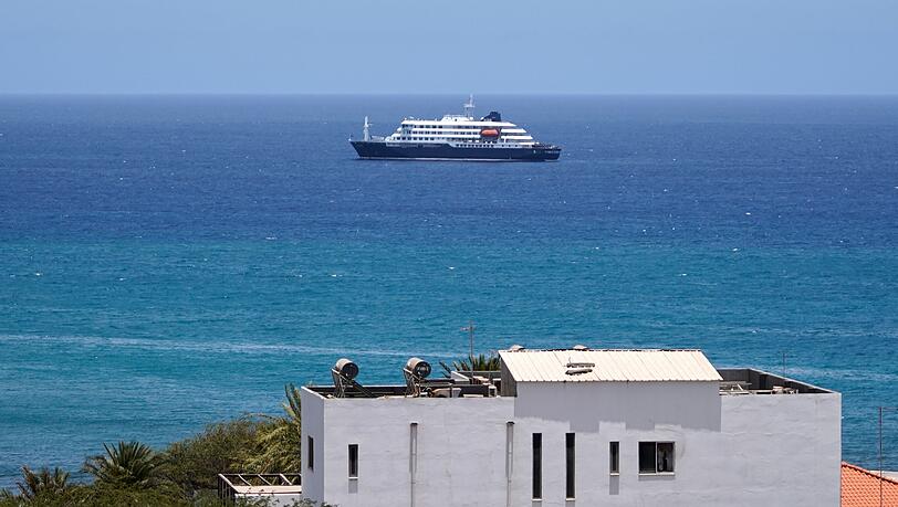 Das betroffene Schiff liegt im Hafen von Praia, Kap Verde.