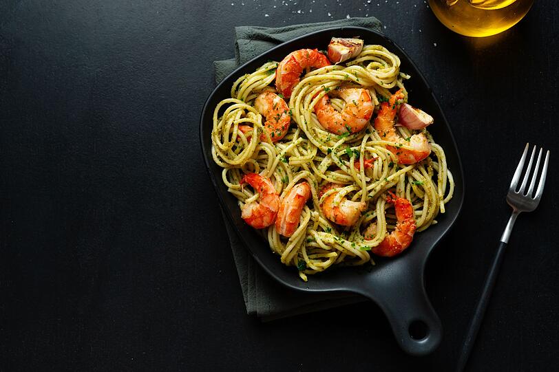 Danach fügen Sie 250 Gramm Pasta - zum Beispiel Spaghetti oder Linguine - sowie einen Teelöffel getrocknete italienische Kräuter, Salz und Pfeffer dazu. Lassen Sie Pasta und Garnelen bei mittlerer Hitze etwa acht bis zehn Minuten garen. Kurz vor dem Servieren können Sie je nach Belieben frische Petersilien- oder Basilikumblätter, Chiliflocken oder geröstete Pinienkerne darüberstreuen. Danach fügen Sie 250 Gramm Pasta - zum Beispiel Spaghetti oder Linguine - sowie einen Teelöffel getrocknete italienische Kräuter, Salz und Pfeffer dazu. Lassen Sie Pasta und Garnelen bei mittlerer Hitze etwa acht bis zehn Minuten garen. Kurz vor dem Servieren können Sie je nach Belieben frische Petersilien- oder Basilikumblätter, Chiliflocken oder geröstete Pinienkerne darüberstreuen.