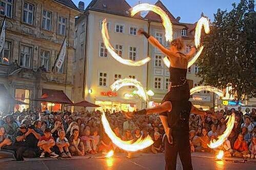 150 Gaukler, Feuerakrobaten und Straßenkünstler verzaubern an diesem Wochenende die Besucher in Bamberg. Erwartet werden 150.000 Gäste.