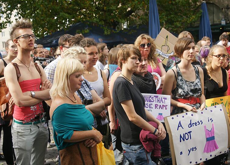 Beim Slutwalk in München haben heute rund 200 Menschen unter dem Motto "Nein heißt Nein" gegen Diskriminierung und Sexismus demonstriert. Sie stellen sich damit gegen sexualisierte Gewalt sowie gegen Vergewaltigungsmythen und -verharmlosungen.
