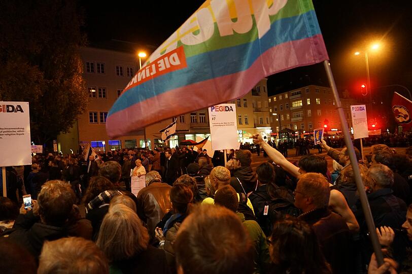 Pegida-Demonstranten stoßen auf riesigen Protest der Gegendemonstranten.