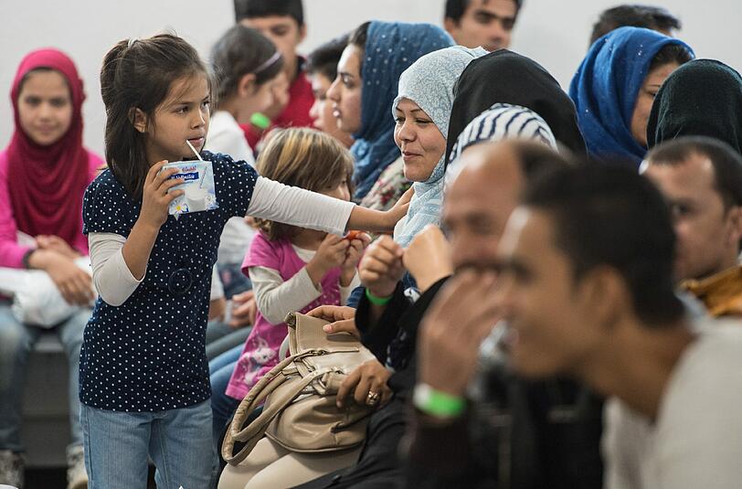Asylbewerber warten im "Ankunftszentrum für Flüchtlinge" im hessischen Gießen. Foto: Boris Roessler