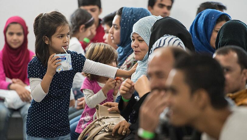 Asylbewerber warten im "Ankunftszentrum für Flüchtlinge" im hessischen Gießen. Foto: Boris Roessler Asylbewerber warten im "Ankunftszentrum für Flüchtlinge" im hessischen Gießen. Foto: Boris Roessler
