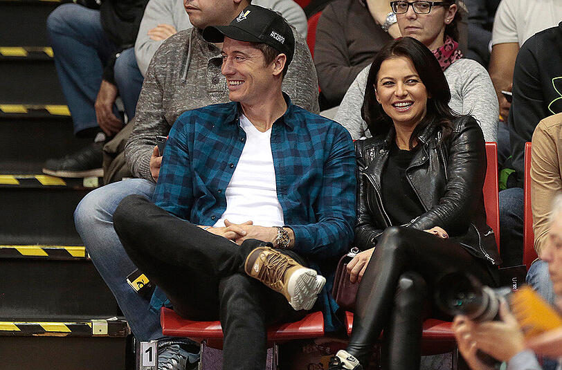 Stürmer Robert Lewandowski mit seiner Frau Anna.