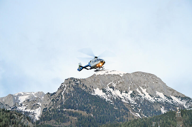 Während Wasserwacht, Polizei und Feuerwehr mit drei Booten Einsatzkräfte von der Seelände über den Königssee zum Anleger an der Königsbach-Mündung brachten, flogen die Helis weitere Retter über den See ans Ostufer.