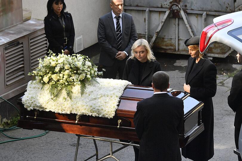 Dominika Gott (M), Tochter des verstorbenen Schlagersängers Karel Gott, und Ivana Gott (2.v.r), Ehefrau Gotts, stehen am Sarg mit dessen Leichnam.