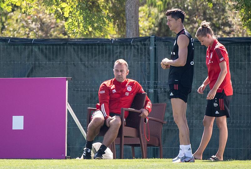 Der Trainer und seine Torfabrik: Hansi Flick (l) im Gespräch mit Robert Lewandowski und Team-Managerin Kathleen Krüger im Trainingslager der Bayern in Portugal.