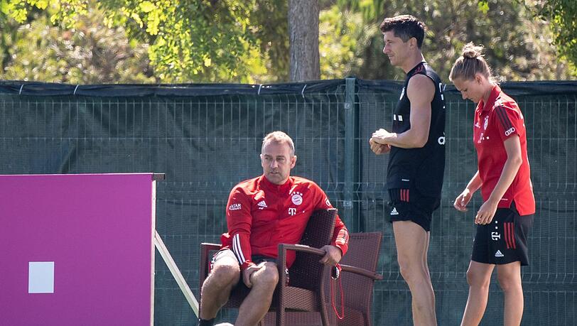 Der Trainer und seine Torfabrik: Hansi Flick (l) im Gespräch mit Robert Lewandowski und Team-Managerin Kathleen Krüger im Trainingslager der Bayern in Portugal. Der Trainer und seine Torfabrik: Hansi Flick (l) im Gespräch mit Robert Lewandowski und Team-Managerin Kathleen Krüger im Trainingslager der Bayern in Portugal.