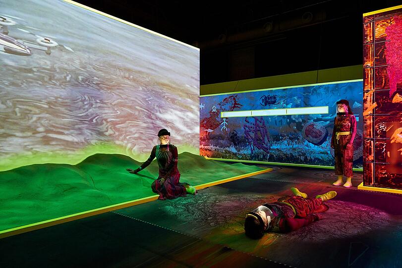Marie Groothof (links), Thomas Hauser und Ixchel Mendoza Hernandez in der psychedelisch-farbenfrohen Kammer 2.