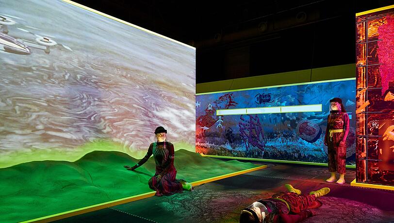 Marie Groothof (links), Thomas Hauser und Ixchel Mendoza Hernandez in der psychedelisch-farbenfrohen Kammer 2. Marie Groothof (links), Thomas Hauser und Ixchel Mendoza Hernandez in der psychedelisch-farbenfrohen Kammer 2.