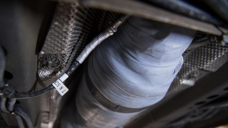 Ein nachgerüsteter SCR-Katalysator ist am Unterboden eines umgerüsteten Opel Astra zu sehen. Ein nachgerüsteter SCR-Katalysator ist am Unterboden eines umgerüsteten Opel Astra zu sehen.