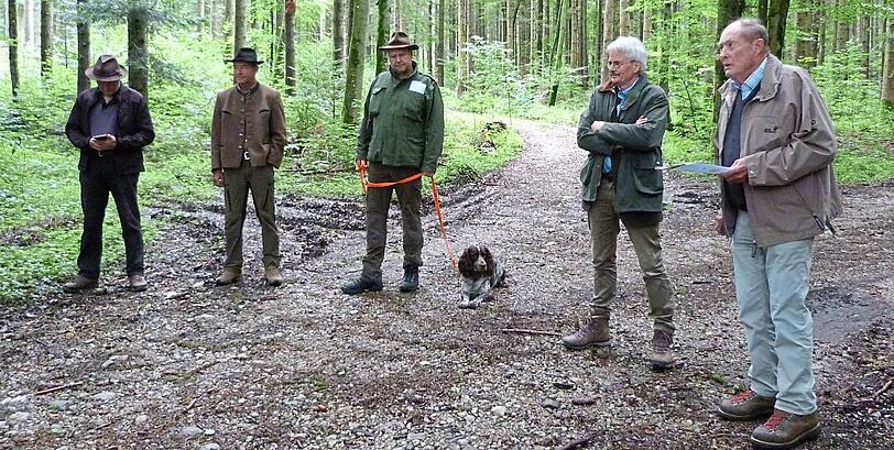 Bayerns Bund-Naturschutz-Landesvorsitzender Richard Mergner (2. v. r.) und Waldbesitzer treffen sich zur Lagebesprechung.