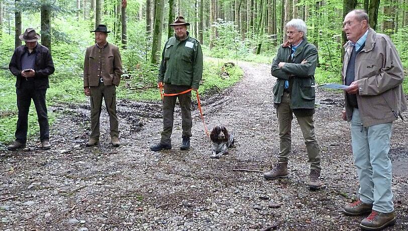 Bayerns Bund-Naturschutz-Landesvorsitzender Richard Mergner (2. v. r.) und Waldbesitzer treffen sich zur Lagebesprechung. Bayerns Bund-Naturschutz-Landesvorsitzender Richard Mergner (2. v. r.) und Waldbesitzer treffen sich zur Lagebesprechung.