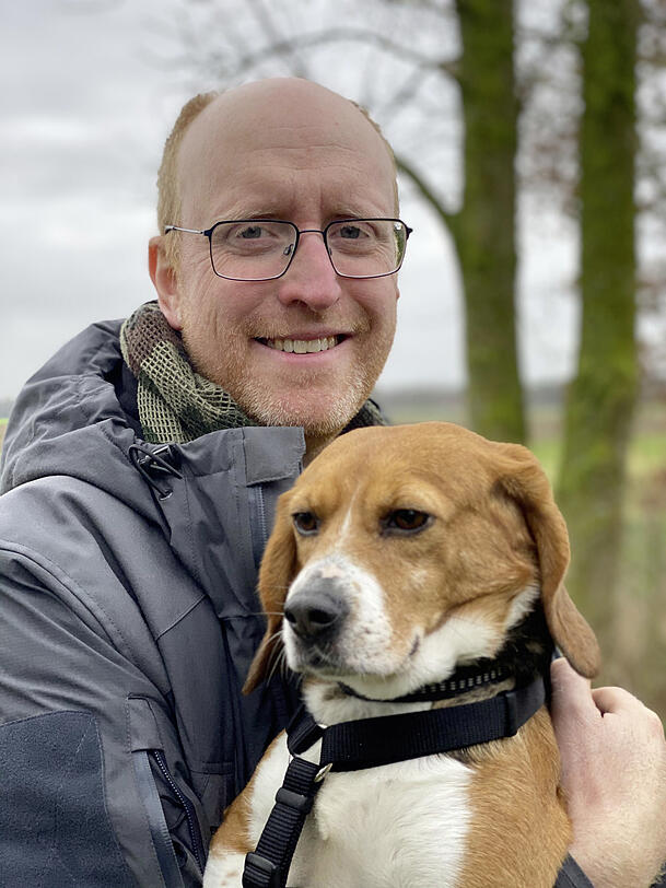 "Das entschädigt für viel": Friedrich Mülln mit einem der Beagle-Hunde aus den LPT-Laboren.