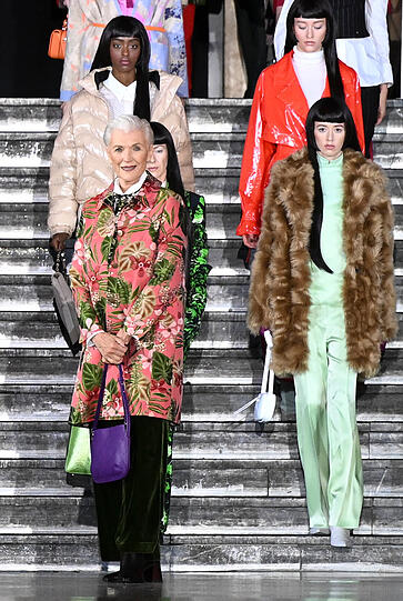 Maye Musk mit anderen Models bei der Show des Labels Marc Cain auf dem Laufsteg.