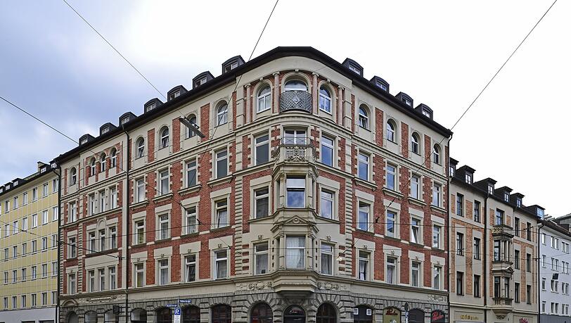 In der Rumfordstraße 2 befand sich bis 2008 der Travestie-Club Old Mrs. Henderson. Hier feierten auch Weltstars wie Mick Jagger, David Bowie oder Freddie Mercury.  Mercury drehte 1985 an seinem 39. Geburtstag hier das Video zu Living on My Own.