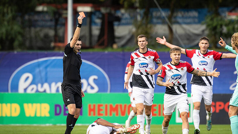 Beim Kartenfestival von Köln flogen für die Löwen zuerst Leroy Kwadwo, dann Morris Schröter und nach Abpfiff auch Maurizio Jacobacci und Marc-Nicolai Pfeifer.