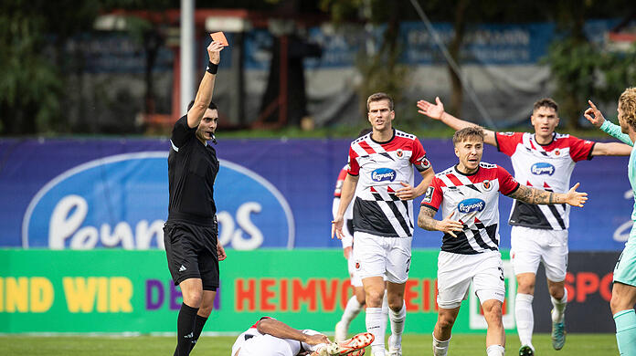 Beim Kartenfestival von Köln flogen für die Löwen zuerst Leroy Kwadwo, dann Morris Schröter und nach Abpfiff auch Maurizio Jacobacci und Marc-Nicolai Pfeifer.