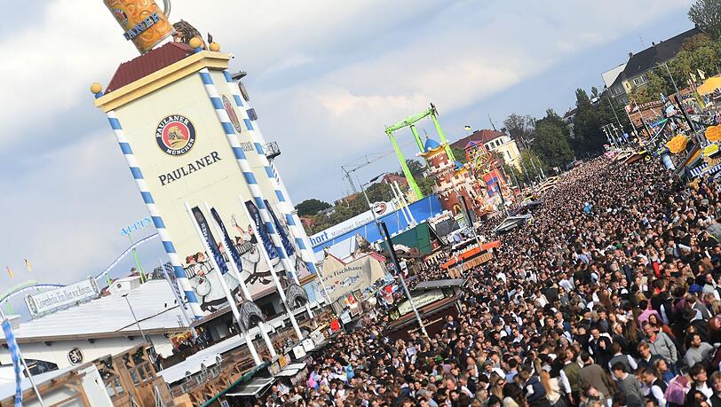 Das Okotberfestgelände wurde am zweiten Wiesn-Samstag vorübergehend wegen Überfüllung geschlossen.