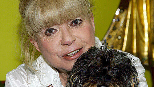 Im Glück: Ingrid Steeger mit Hund Im Glück: Ingrid Steeger mit Hund