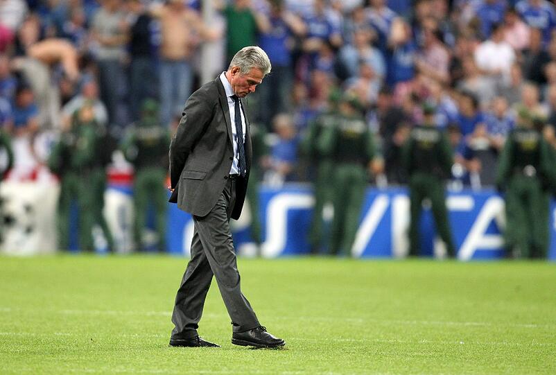Trainer Jupp Heynckes allein auf dem Platz.