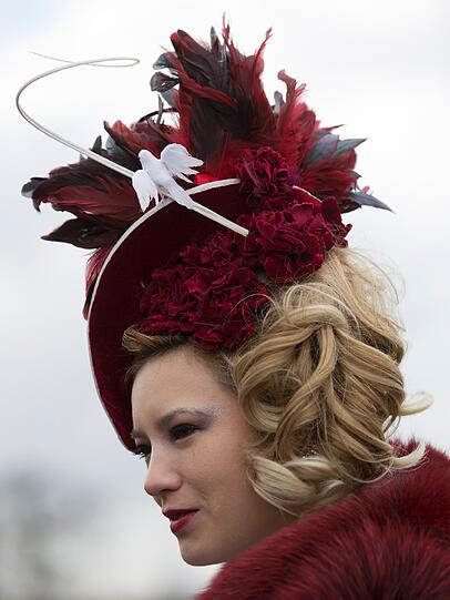 Ladies Day! Für die feinen Damen in England Tradition. Auf dem Aintree-Pferderennkurs bretzeln sich die Frauen ordentlich auf machen ausgelassen Party. Die Bilder vom schrägen Society-Event.