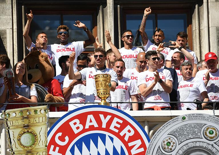 Pokal-Sause, Pep-Abschied und Double-Feier: Der FC Bayern lässt's auf dem Rathausbalkon krachen. Die Bilder.