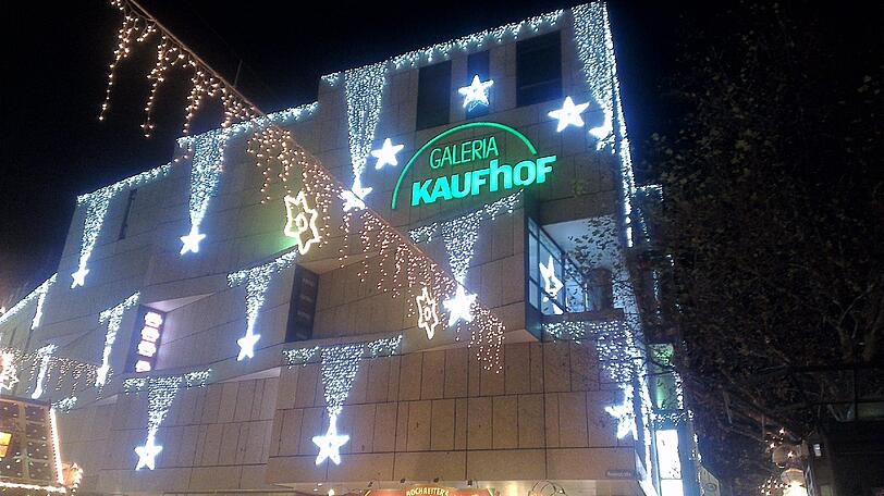 Vor der Fassade hängen Sterne.