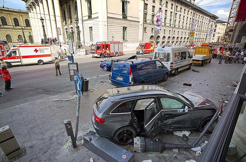 Der Audi A4 RS nach dem Unfall an der Oper.