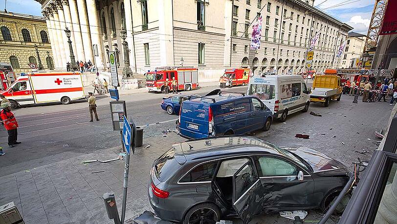 Der Audi A4 RS nach dem Unfall an der Oper.