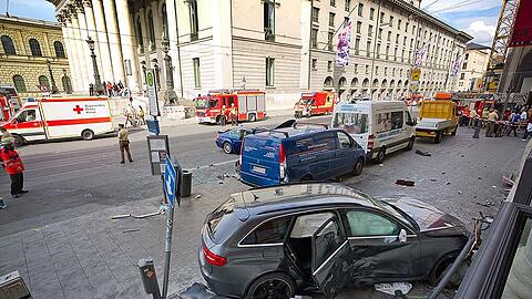 Der Audi A4 RS nach dem Unfall an der Oper.