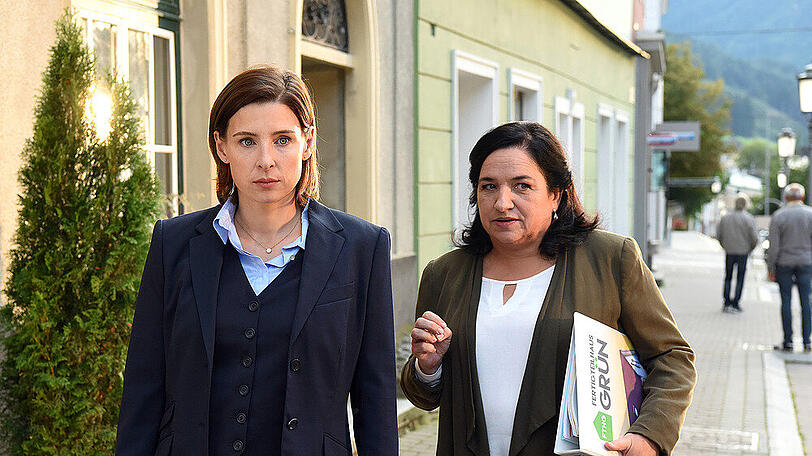 "Dennstein & Schwarz: Schuldenfalle": Paula Dennstein (Maria Happel, r.) und Therese Schwarz (Martina Ebm) vertreten einen alleinerziehenden Familienvater.