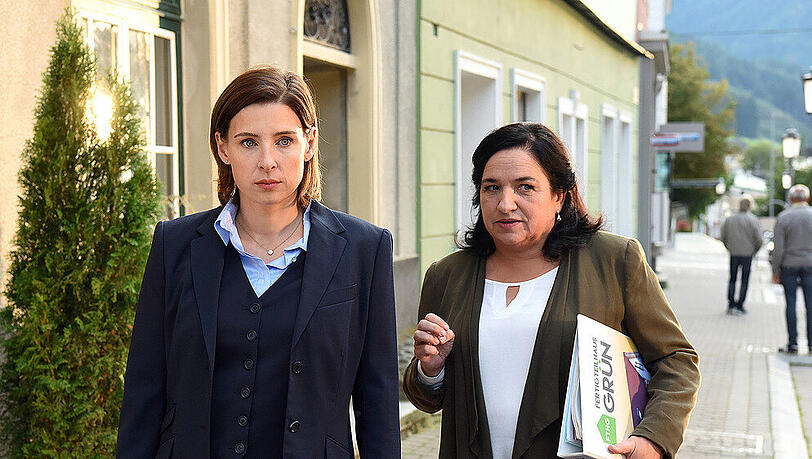 "Dennstein & Schwarz: Schuldenfalle": Paula Dennstein (Maria Happel, r.) und Therese Schwarz (Martina Ebm) vertreten einen alleinerziehenden Familienvater. "Dennstein & Schwarz: Schuldenfalle": Paula Dennstein (Maria Happel, r.) und Therese Schwarz (Martina Ebm) vertreten einen alleinerziehenden Familienvater.