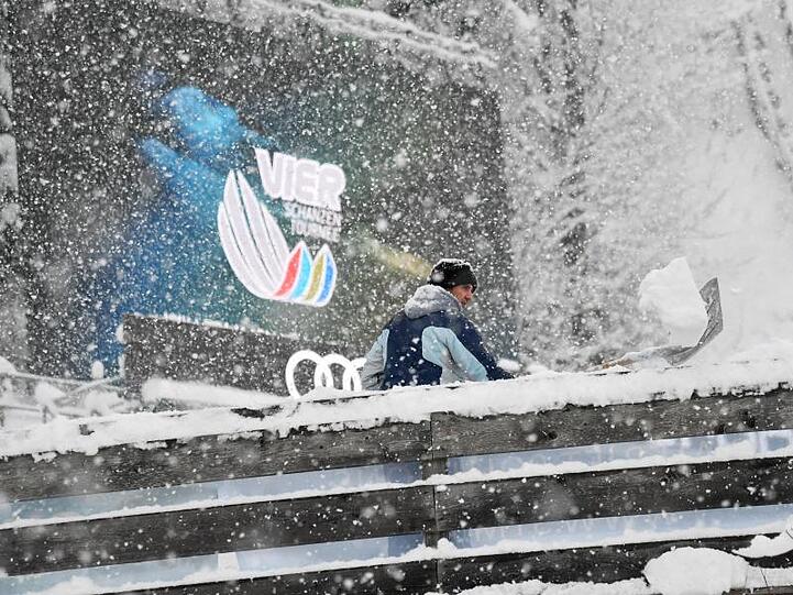 Auf die Skispringer wartet nach der abgesagten Qualifikation ein langer Finaltag.