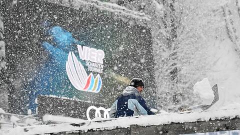 Auf die Skispringer wartet nach der abgesagten Qualifikation ein langer Finaltag.