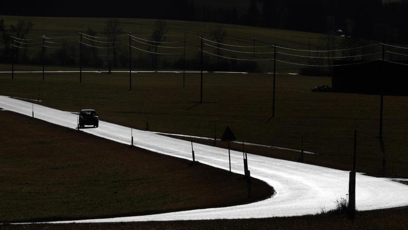 Ein Auto fährt auf einer, im Gegenlicht der Sonne leuchtenden, regennassen Landstraße. Foto: Karl-Josef Hildenbrand/dpa Ein Auto fährt auf einer, im Gegenlicht der Sonne leuchtenden, regennassen Landstraße. Foto: Karl-Josef Hildenbrand/dpa