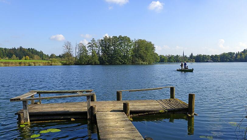 Der Hartsee kann umrundet werden, dann ist man knappe sechs Kilometer unterwegs. Der Hartsee kann umrundet werden, dann ist man knappe sechs Kilometer unterwegs.