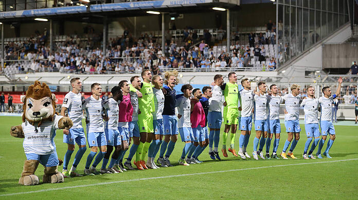 Die Spieler des TSV 1860 ließen sich nach dem Spiel von den eigenen Fans feiern.