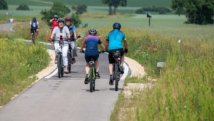 Das Radnetz in Bayern soll wachsen, beschlossen CSU und Freie Wähler. Viel zu langsam, kritisiert der Fahrradclub ADFC.