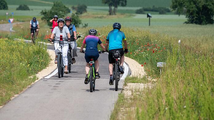 Das Radnetz in Bayern soll wachsen, beschlossen CSU und Freie Wähler. Viel zu langsam, kritisiert der Fahrradclub ADFC.