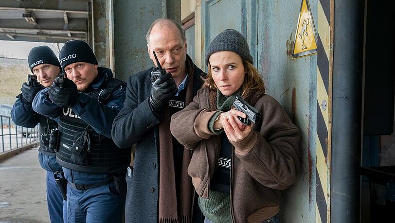 "Tatort: Unter Feuer": Peter Schnabel (Martin Brambach, 2.v.r.) und Karin Gorniak (Karin Hanczewski) stürmen die Werkstatt von Marek Krug.