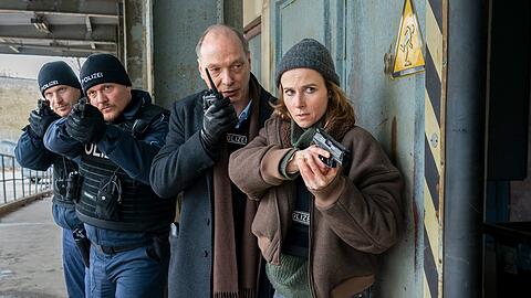 "Tatort: Unter Feuer": Peter Schnabel (Martin Brambach, 2.v.r.) und Karin Gorniak (Karin Hanczewski) stürmen die Werkstatt von Marek Krug.