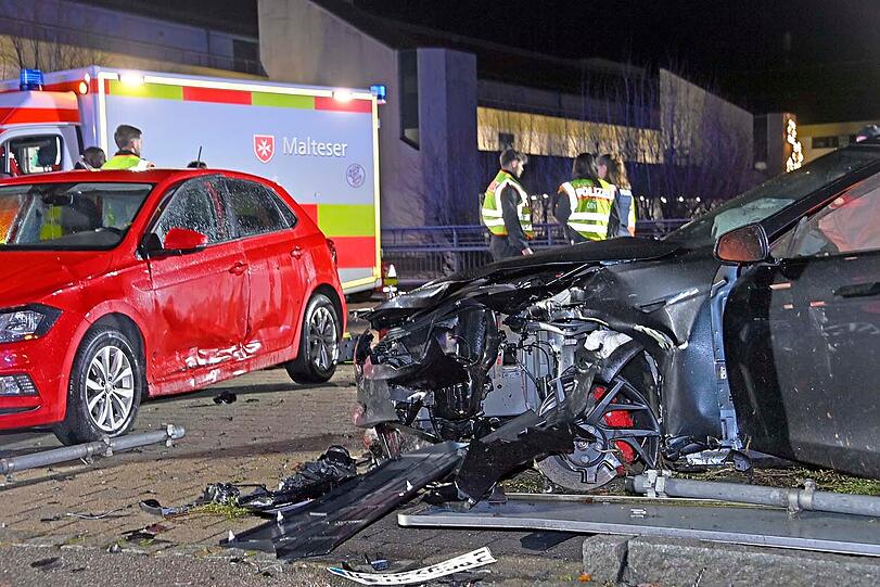 Ende einer Tesla-Testfahrt: Der Unfallverursacher überstand den Crash unbeschadet, sein Beifahrer wurde leicht verletzt. Die Polizei schätzt den Gesamtschaden auf etwa 100.000 Euro. Ende einer Tesla-Testfahrt: Der Unfallverursacher überstand den Crash unbeschadet, sein Beifahrer wurde leicht verletzt. Die Polizei schätzt den Gesamtschaden auf etwa 100.000 Euro.