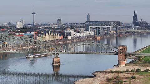 Das Niedrigwasser des Rheins hat in K&ouml;ln einen neuen historischen Tiefststand erreicht.