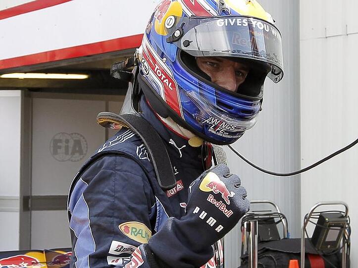 Mark Webber jubelt über die Pole Position.