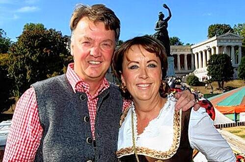 Louis van Gaal mit seiner Ehefrau Truus im Bayern-Look.